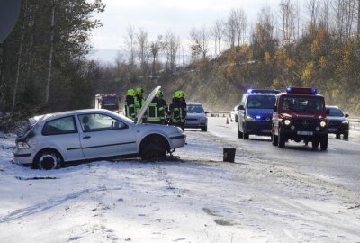 Unfall auf der B174: Fahrer kommt von Fahrbahn ab und kollidiert mit Baum - Dabei gerät der Fahrer eines PKW VW Polo bei winterlichen Straßenverhältnissen ins Schleudern und kommt nach rechts von der Fahrbahn ab.