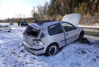 Unfall auf der B174: Fahrer kommt von Fahrbahn ab und kollidiert mit Baum - Der Fahrer wurde bei dem Unfall schwer verletzt. 