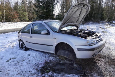 Unfall auf der B174: Fahrer kommt von Fahrbahn ab und kollidiert mit Baum - Die Feuerwehr Zschopau ist zur Absicherung und Aufnahme von Betriebsmitteln im Einsatz.