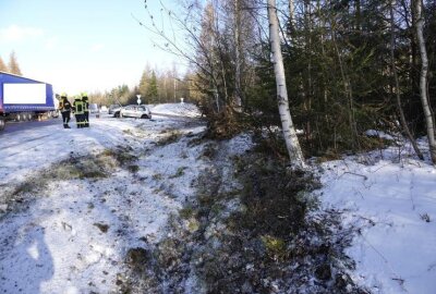 Unfall auf der B174: Fahrer kommt von Fahrbahn ab und kollidiert mit Baum - Das Fahrzeug kollidierte mit einem Baum.