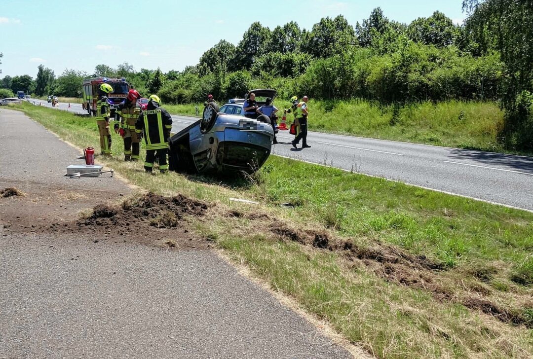 Unfall auf der B176: PKW überschlägt sich - Unfall auf der B176: PKW überschlägt sich zwischen Borna und Lobstädt. Foto: xcitepress