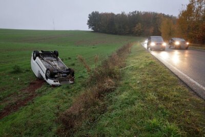 Unfall auf der S255 bei Hohenstein-Ernstthal: Auto überschlägt sich - Unfall auf der S255: VW Caddy überschlägt sich und bleibt auf dem Dach liegen. Foto: Andreas Kretschel