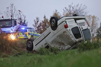 Unfall auf der S255: VW Caddy überschlägt sich und bleibt auf dem Dach liegen. Foto: Andreas Kretschel