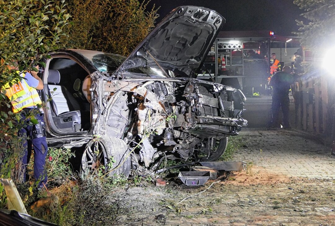 Unfall auf der S38: Feuerwehr befreit eingeklemmten Fahrer aus PKW - Auf der S38 kam es zu einem schweren Unfall.Foto: Sören Müller