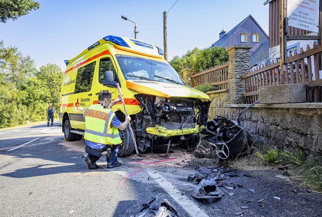 Unfall auf Einsatzfahrt: Rettungswagen und PKW stoßen zusammen - Am Mittwochmittag kam es zu einem schweren Unfall zwischen einem Rettungswagen und einem PKW. Foto: Marko Förster