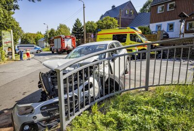 Unfall auf Einsatzfahrt: Rettungswagen und PKW stoßen zusammen - Am Mittwochmittag kam es zu einem schweren Unfall zwischen einem Rettungswagen und einem PKW. Foto: Marko Förster