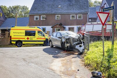 Unfall auf Einsatzfahrt: Rettungswagen und PKW stoßen zusammen - Am Mittwochmittag kam es zu einem schweren Unfall zwischen einem Rettungswagen und einem PKW. Foto: Marko Förster