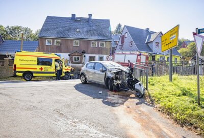 Unfall auf Einsatzfahrt: Rettungswagen und PKW stoßen zusammen - Am Mittwochmittag kam es zu einem schweren Unfall zwischen einem Rettungswagen und einem PKW. Foto: Marko Förster