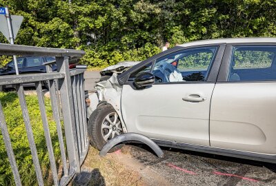 Unfall auf Einsatzfahrt: Rettungswagen und PKW stoßen zusammen - Am Mittwochmittag kam es zu einem schweren Unfall zwischen einem Rettungswagen und einem PKW. Foto: Marko Förster