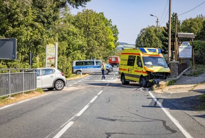 Unfall auf Einsatzfahrt: Rettungswagen und PKW stoßen zusammen - Am Mittwochmittag kam es zu einem schweren Unfall zwischen einem Rettungswagen und einem PKW. Foto: Marko Förster