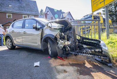 Unfall auf Einsatzfahrt: Rettungswagen und PKW stoßen zusammen - Am Mittwochmittag kam es zu einem schweren Unfall zwischen einem Rettungswagen und einem PKW. Foto: Marko Förster