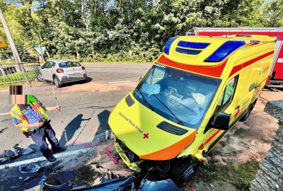 Unfall auf Einsatzfahrt: Rettungswagen und PKW stoßen zusammen - Am Mittwochmittag kam es zu einem schweren Unfall zwischen einem Rettungswagen und einem PKW. Foto: Marko Förster