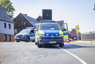 Unfall auf Einsatzfahrt: Rettungswagen und PKW stoßen zusammen - Am Mittwochmittag kam es zu einem schweren Unfall zwischen einem Rettungswagen und einem PKW. Foto: Marko Förster