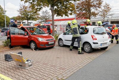 Unfall auf Parkplatz in Chemnitz: Schwerverletzter Fahrer muss aus PKW gerettet werden - Autofahrer wird bei Unfall auf Chemnitzer Parkplatz eingeklemmt. Foto: ChemPic