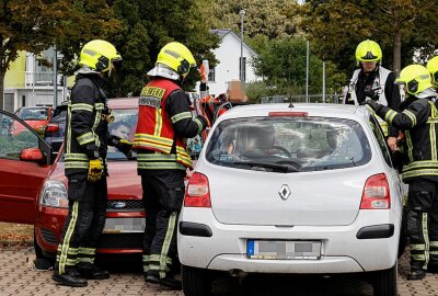 Unfall auf Parkplatz in Chemnitz: Schwerverletzter Fahrer muss aus PKW gerettet werden - Autofahrer wird bei Unfall auf Chemnitzer Parkplatz eingeklemmt. Foto: ChemPic