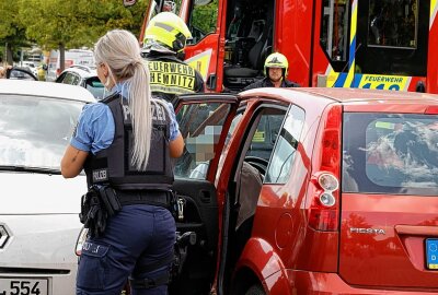 Unfall auf Parkplatz in Chemnitz: Schwerverletzter Fahrer muss aus PKW gerettet werden - Autofahrer wird bei Unfall auf Chemnitzer Parkplatz eingeklemmt. Foto: ChemPic