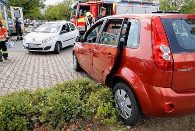 Unfall auf Parkplatz in Chemnitz: Schwerverletzter Fahrer muss aus PKW gerettet werden - Autofahrer wird bei Unfall auf Chemnitzer Parkplatz eingeklemmt. Foto: ChemPic