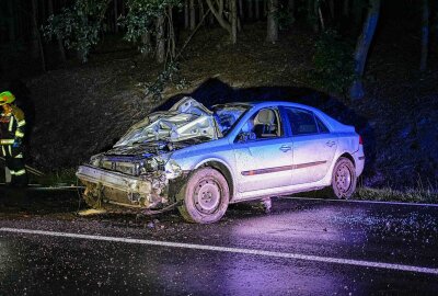 Unfall auf sächsischer Bundesstraße: 18-Jährige überschlägt sich auf regennasser Fahrbahn - Eine 18-Jährige befreite sich selbst aus ihrem Auto. Foto: xcitepress/BrLau