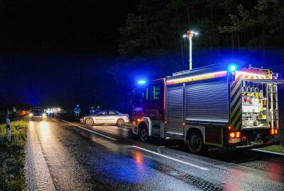 Unfall auf sächsischer Bundesstraße: 18-Jährige überschlägt sich auf regennasser Fahrbahn - Eine 18-Jährige befreite sich selbst aus ihrem Auto. Foto: xcitepress/BrLau