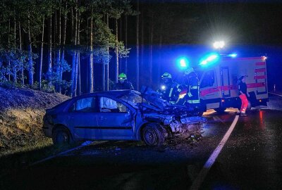 Unfall auf sächsischer Bundesstraße: 18-Jährige überschlägt sich auf regennasser Fahrbahn - Eine 18-Jährige befreite sich selbst aus ihrem Auto. Foto: xcitepress/BrLau