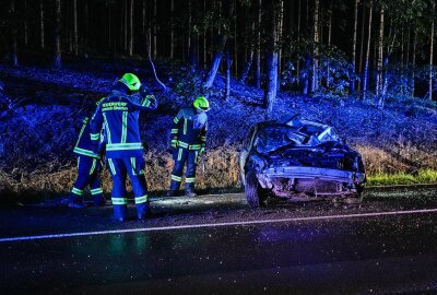 Unfall auf sächsischer Bundesstraße: 18-Jährige überschlägt sich auf regennasser Fahrbahn - Eine 18-Jährige befreite sich selbst aus ihrem Auto. Foto: xcitepress/BrLau