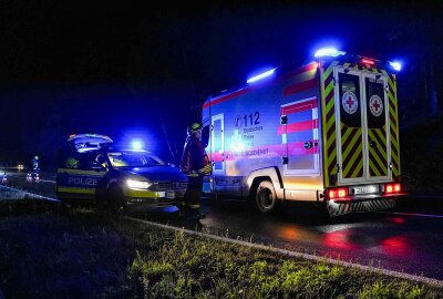 Unfall auf sächsischer Bundesstraße: 18-Jährige überschlägt sich auf regennasser Fahrbahn - Eine 18-Jährige befreite sich selbst aus ihrem Auto. Foto: xcitepress/BrLau