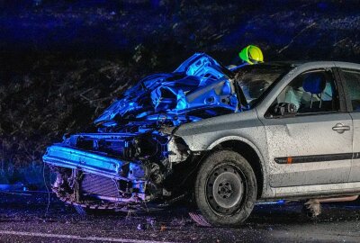 Unfall auf sächsischer Bundesstraße: 18-Jährige überschlägt sich auf regennasser Fahrbahn - Eine 18-Jährige befreite sich selbst aus ihrem Auto. Foto: xcitepress/BrLau