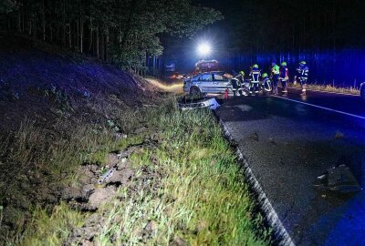 Unfall auf sächsischer Bundesstraße: 18-Jährige überschlägt sich auf regennasser Fahrbahn - Eine 18-Jährige befreite sich selbst aus ihrem Auto. Foto: xcitepress/BrLau