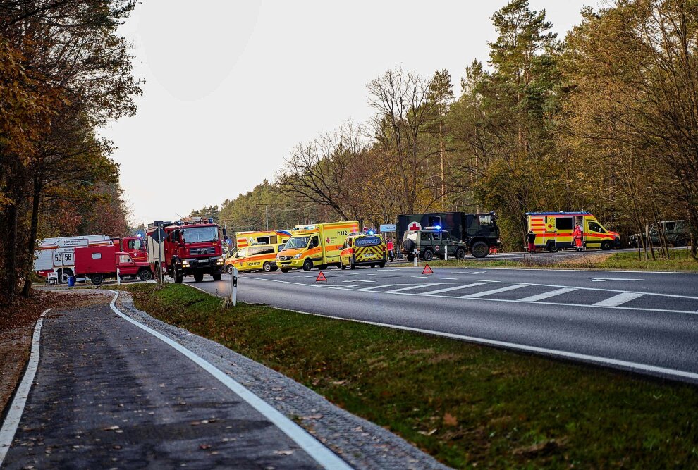 Unfall auf sächsischer Bundesstraße: Fahrzeug der Bundeswehr kollidiert mit PKW - Am Dienstag ereignete sich ein schwerer Unfall auf der B115. Foto: xcitepress