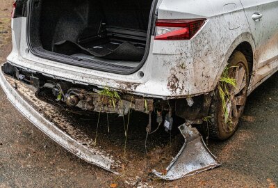 Unfall bei Erlabrunn: E-Auto verursacht aufwendige Bergung - Am Freitagabend ist es zu einem Unfall mit einem Elektroauto gekommen. Foto: Niko Mutschmann