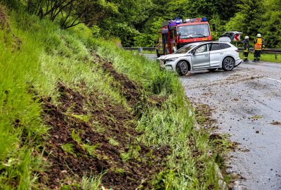 Unfall bei Erlabrunn: E-Auto verursacht aufwendige Bergung - Am Freitagabend ist es zu einem Unfall mit einem Elektroauto gekommen. Foto: Niko Mutschmann