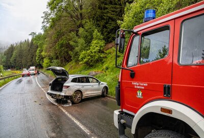 Unfall bei Erlabrunn: E-Auto verursacht aufwendige Bergung - Am Freitagabend ist es zu einem Unfall mit einem Elektroauto gekommen. Foto: Niko Mutschmann