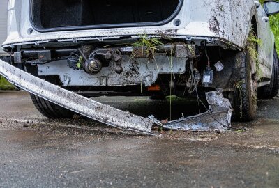 Unfall bei Erlabrunn: E-Auto verursacht aufwendige Bergung - Am Freitagabend ist es zu einem Unfall mit einem Elektroauto gekommen. Foto: Niko Mutschmann