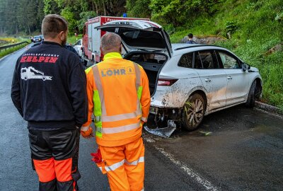 Unfall bei Erlabrunn: E-Auto verursacht aufwendige Bergung - Das Auto musste aufwendig abschleppt werden. Foto: Niko Mutschmann