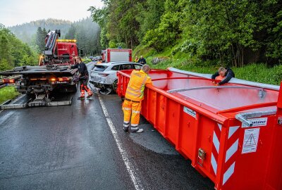 Unfall bei Erlabrunn: E-Auto verursacht aufwendige Bergung - Das Auto musste aufwendig abschleppt werden. Foto: Niko Mutschmann