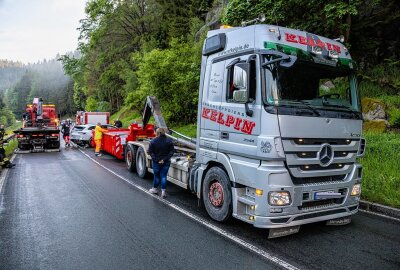 Unfall bei Erlabrunn: E-Auto verursacht aufwendige Bergung - Das Auto musste aufwendig abschleppt werden. Foto: Niko Mutschmann