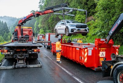 Unfall bei Erlabrunn: E-Auto verursacht aufwendige Bergung - Das Auto musste aufwendig abschleppt werden. Foto: Niko Mutschmann