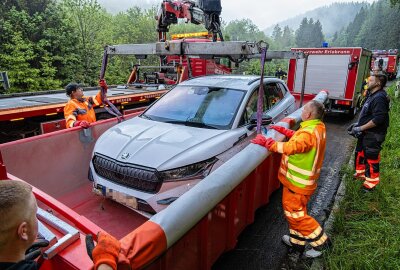 Unfall bei Erlabrunn: E-Auto verursacht aufwendige Bergung - Das Auto musste aufwendig abschleppt werden. Foto: Niko Mutschmann