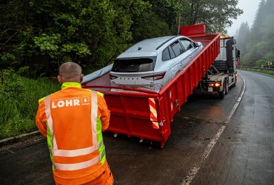 Unfall bei Erlabrunn: E-Auto verursacht aufwendige Bergung - Das Auto musste aufwendig abschleppt werden. Foto: Niko Mutschmann