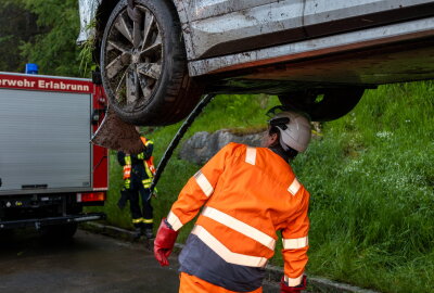 Unfall bei Erlabrunn: E-Auto verursacht aufwendige Bergung - Das Auto musste aufwendig abschleppt werden. Foto: Niko Mutschmann