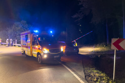 Unfall bei Schwarzenberg in der Nacht: PKW landet im Bach - Kurz nach Mitternacht wurden die Feuerwehren aus Antonshöhe, Breitenbrunn und der Hauptwache Schwarzenberg zu einem schweren Unfall alarmiert.