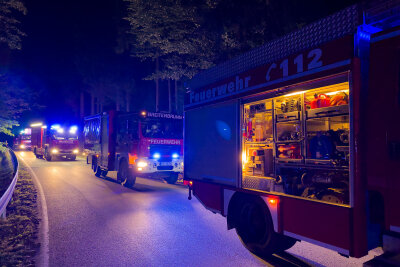 Unfall bei Schwarzenberg in der Nacht: PKW landet im Bach - Kurz nach Mitternacht wurden die Feuerwehren aus Antonshöhe, Breitenbrunn und der Hauptwache Schwarzenberg zu einem schweren Unfall alarmiert.