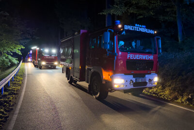 Unfall bei Schwarzenberg in der Nacht: PKW landet im Bach - Kurz nach Mitternacht wurden die Feuerwehren aus Antonshöhe, Breitenbrunn und der Hauptwache Schwarzenberg zu einem schweren Unfall alarmiert.