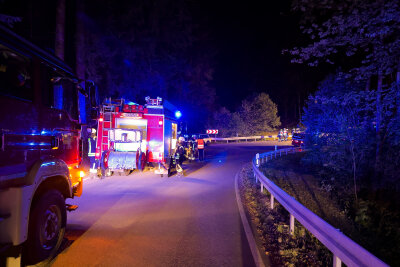 Unfall bei Schwarzenberg in der Nacht: PKW landet im Bach - Kurz nach Mitternacht wurden die Feuerwehren aus Antonshöhe, Breitenbrunn und der Hauptwache Schwarzenberg zu einem schweren Unfall alarmiert.