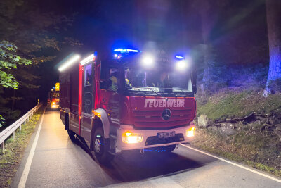 Unfall bei Schwarzenberg in der Nacht: PKW landet im Bach - Kurz nach Mitternacht wurden die Feuerwehren aus Antonshöhe, Breitenbrunn und der Hauptwache Schwarzenberg zu einem schweren Unfall alarmiert.