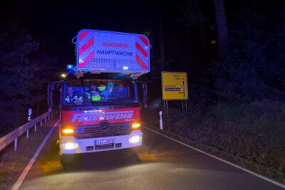 Unfall bei Schwarzenberg in der Nacht: PKW landet im Bach - Kurz nach Mitternacht wurden die Feuerwehren aus Antonshöhe, Breitenbrunn und der Hauptwache Schwarzenberg zu einem schweren Unfall alarmiert.