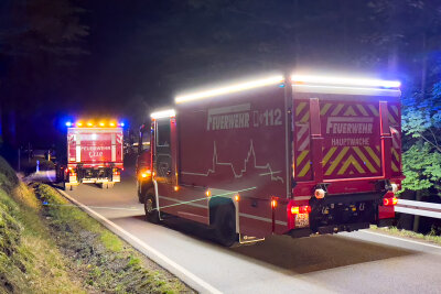 Unfall bei Schwarzenberg in der Nacht: PKW landet im Bach - Kurz nach Mitternacht wurden die Feuerwehren aus Antonshöhe, Breitenbrunn und der Hauptwache Schwarzenberg zu einem schweren Unfall alarmiert.