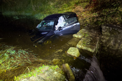 Unfall bei Schwarzenberg in der Nacht: PKW landet im Bach - Kurz nach Mitternacht wurden die Feuerwehren aus Antonshöhe, Breitenbrunn und der Hauptwache Schwarzenberg zu einem schweren Unfall alarmiert.