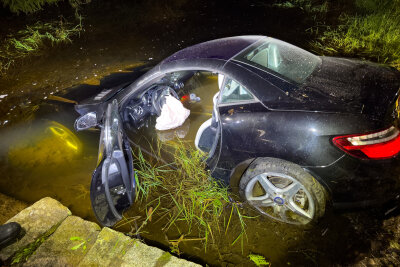 Unfall bei Schwarzenberg in der Nacht: PKW landet im Bach - Kurz nach Mitternacht wurden die Feuerwehren aus Antonshöhe, Breitenbrunn und der Hauptwache Schwarzenberg zu einem schweren Unfall alarmiert.