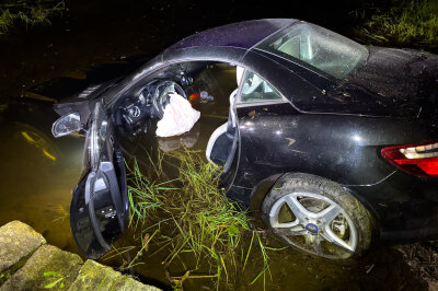 Unfall bei Schwarzenberg in der Nacht: PKW landet im Bach - Kurz nach Mitternacht wurden die Feuerwehren aus Antonshöhe, Breitenbrunn und der Hauptwache Schwarzenberg zu einem schweren Unfall alarmiert.